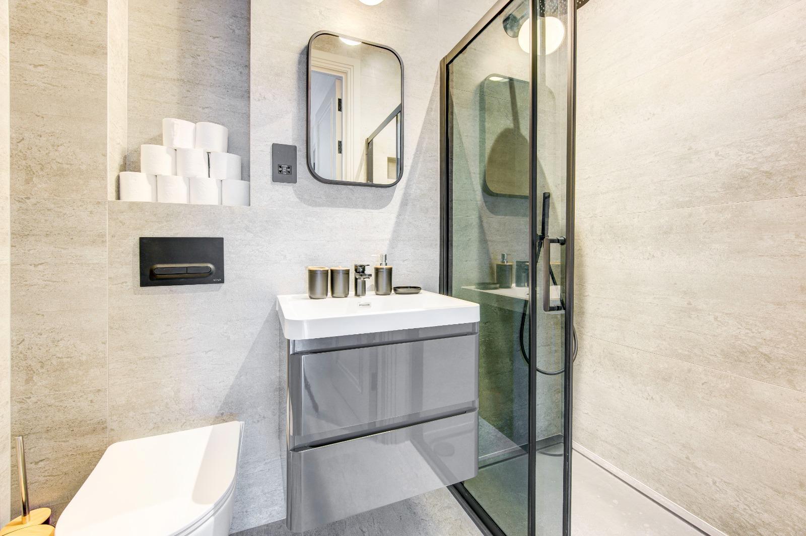 Bathrooms project photo 7 by Hozea Construction in North London